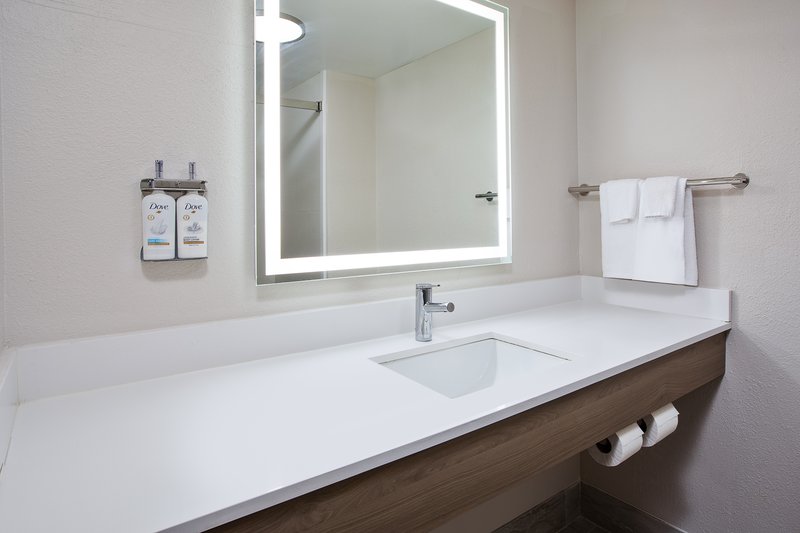 Holiday Inn Express and Suites Milwaukee NW – Park Place
