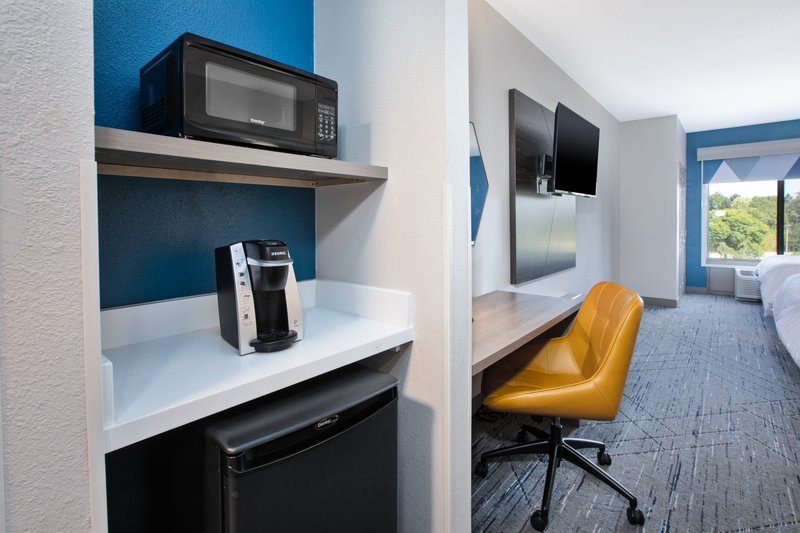 Holiday Inn Express and Suites Milwaukee NW – Park Place
