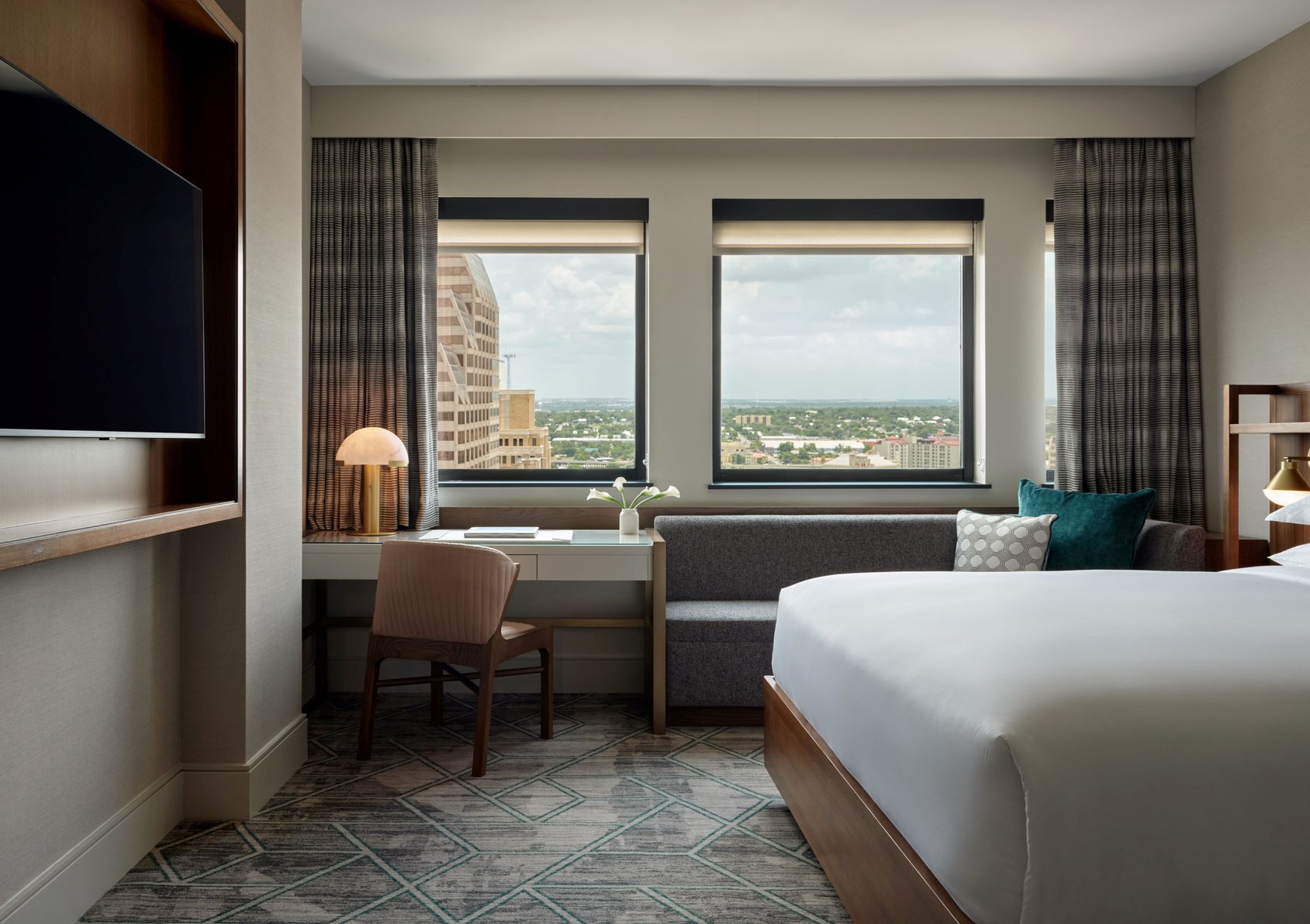 InterContinental Hotels SAN ANTONIO RIVERWALK Room Type - 1 King Premium Mobility Accessible Tub