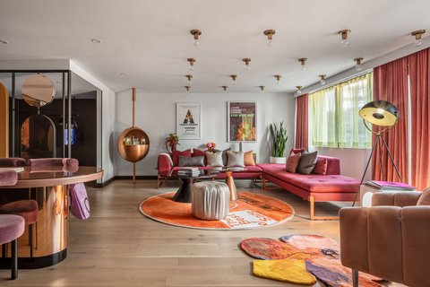 WOW Suite Curve Pop Up