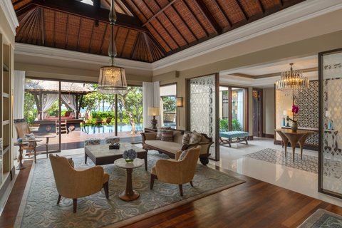Three-Bedroom Strand Residence Livingroom 1st