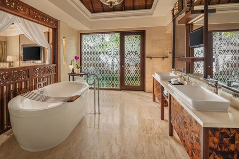 One-Bedroom Lagoon Villa Bathroom