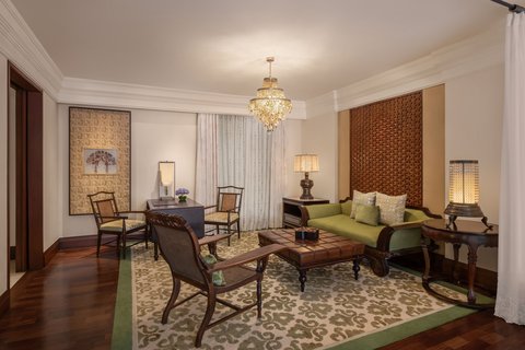 One-Bedroom Pool Suite King Livingroom