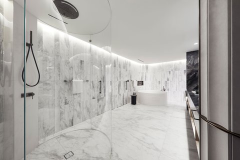 Extreme Wow Suite Bathroom