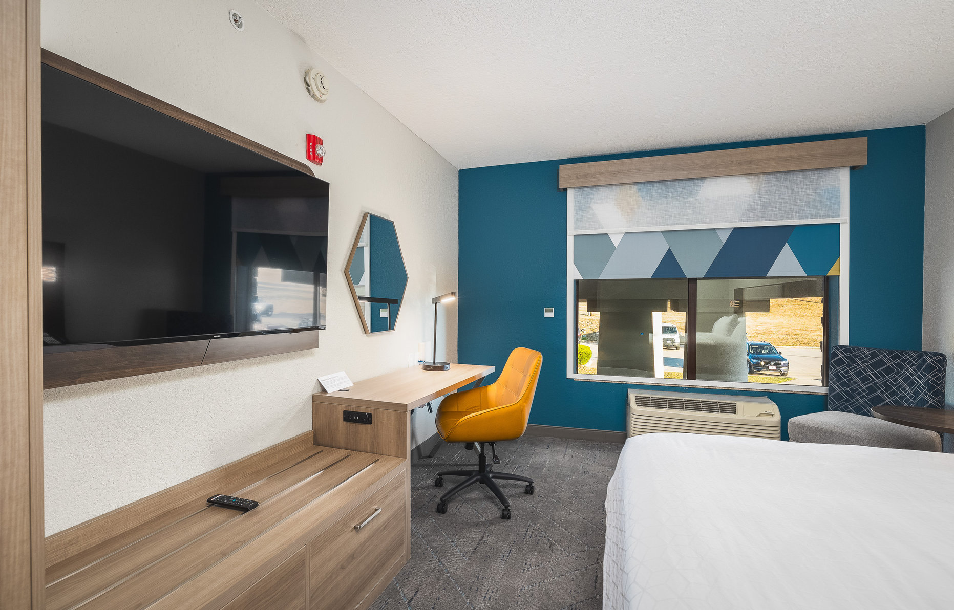 Holiday Inn Express Hotel and Suites Saint Robert Room Type - 1 King Standard with walk in shower