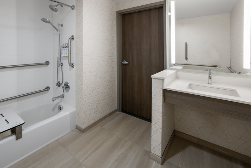 Holiday Inn Express and Suites Waynesboro East