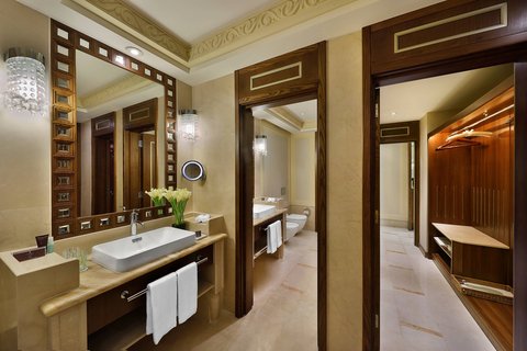 Executive Suite bathroom