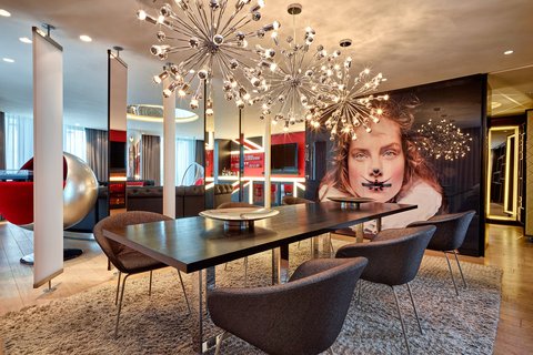 Extreme-Wow Suite - Dining Area
