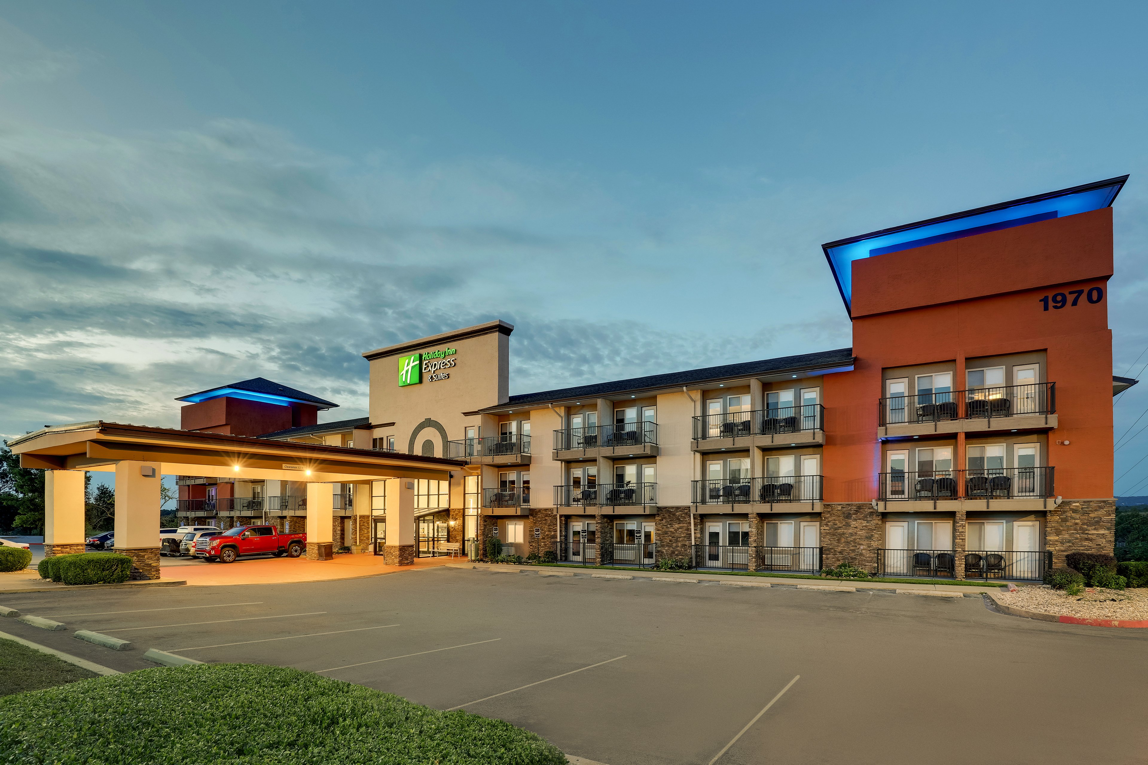 Holiday Inn Express & Suites Branson 76