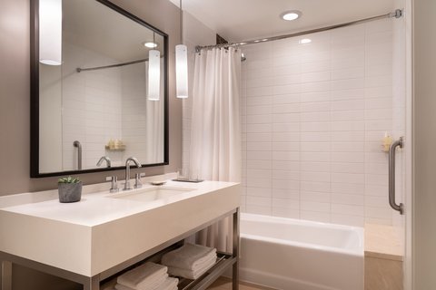 Deluxe Room Bath with Tub