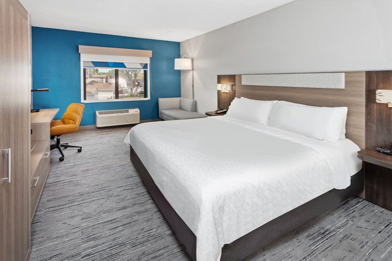 HOLIDAY INN EXPRESS BROOK PARK