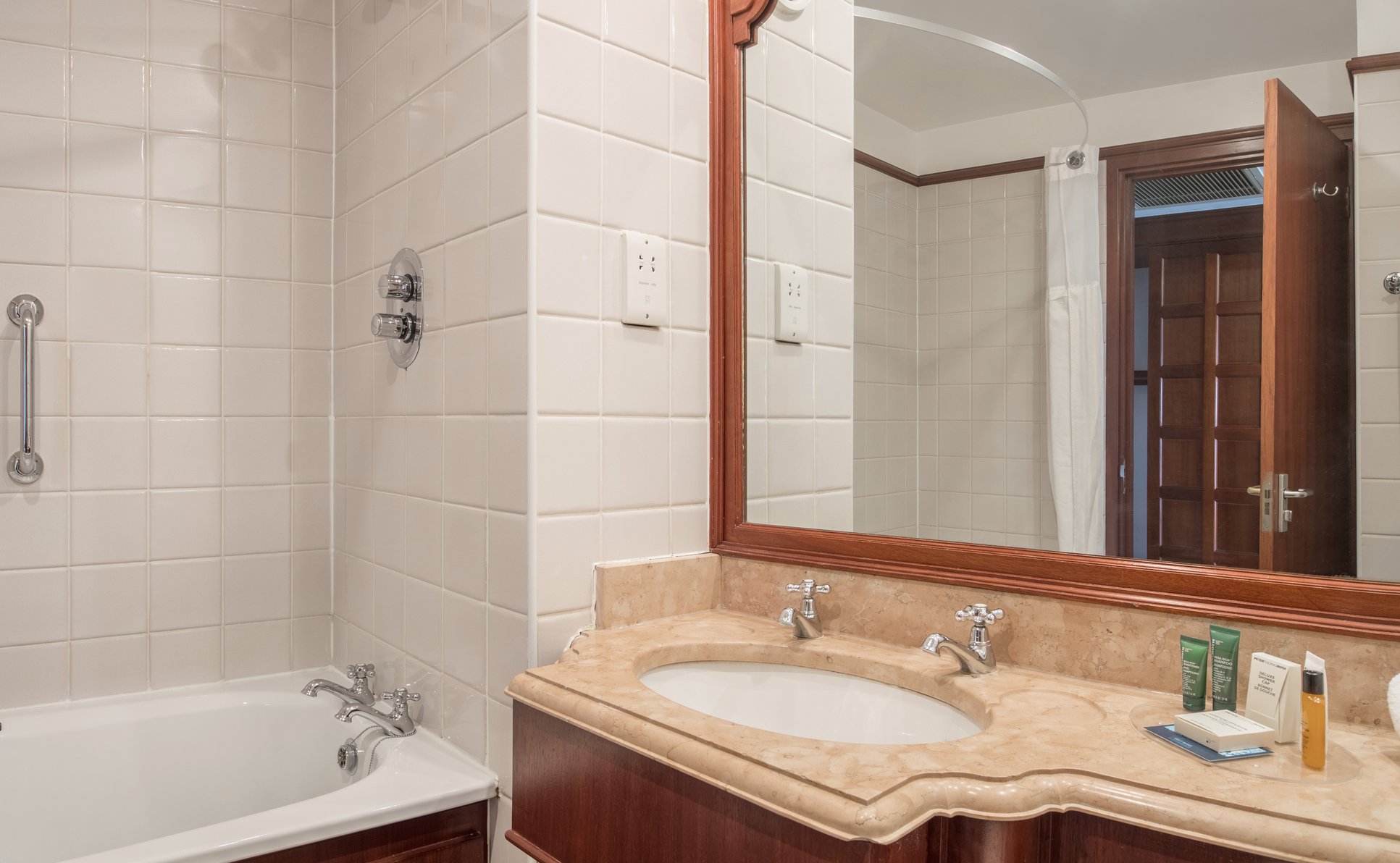 Hilton East Midlands Airport Room Type - TWIN HILTON GUESTROOM