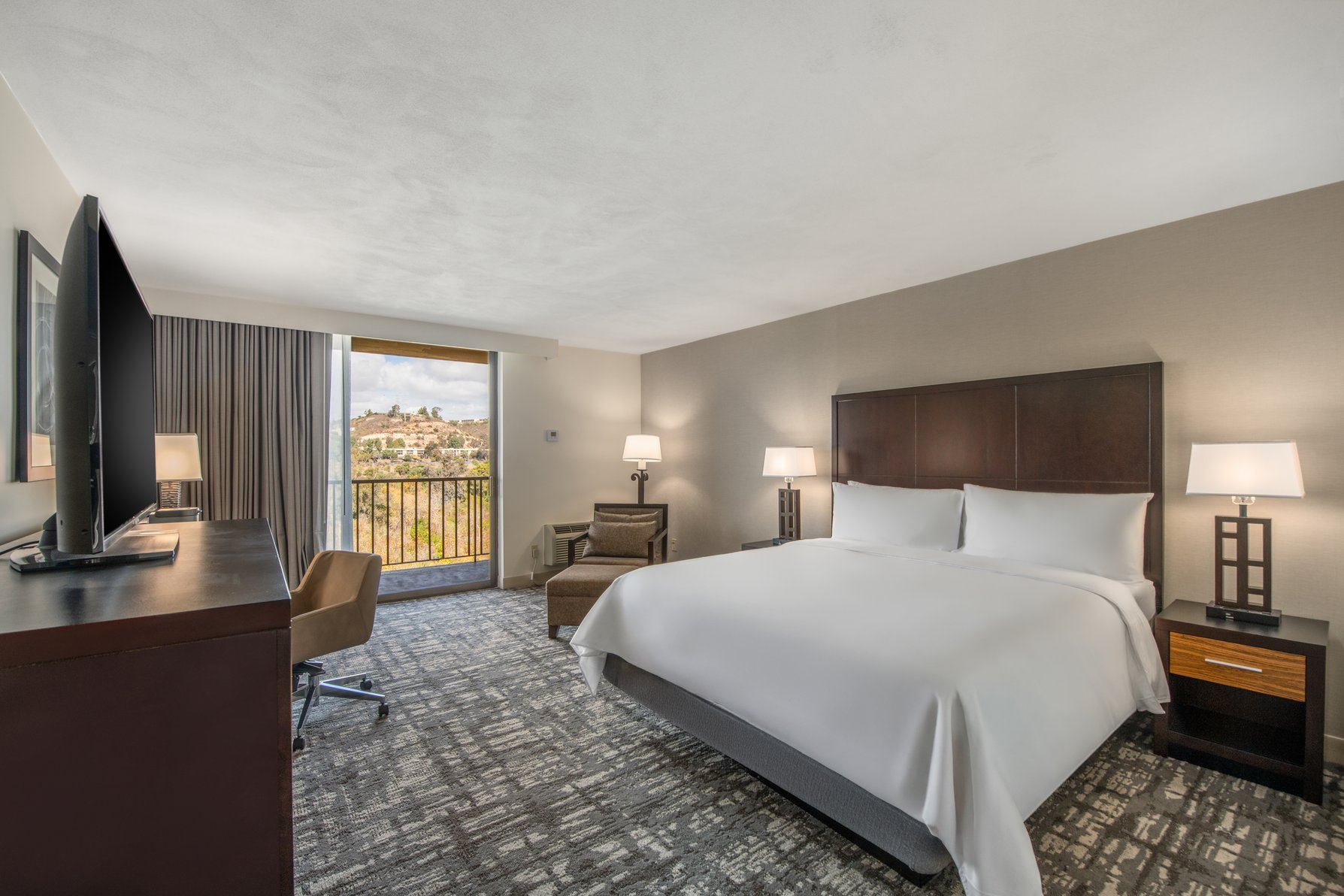 Crowne Plaza Hotel Mission Valley Room Type - 1 King Standard High Floor Balcony
