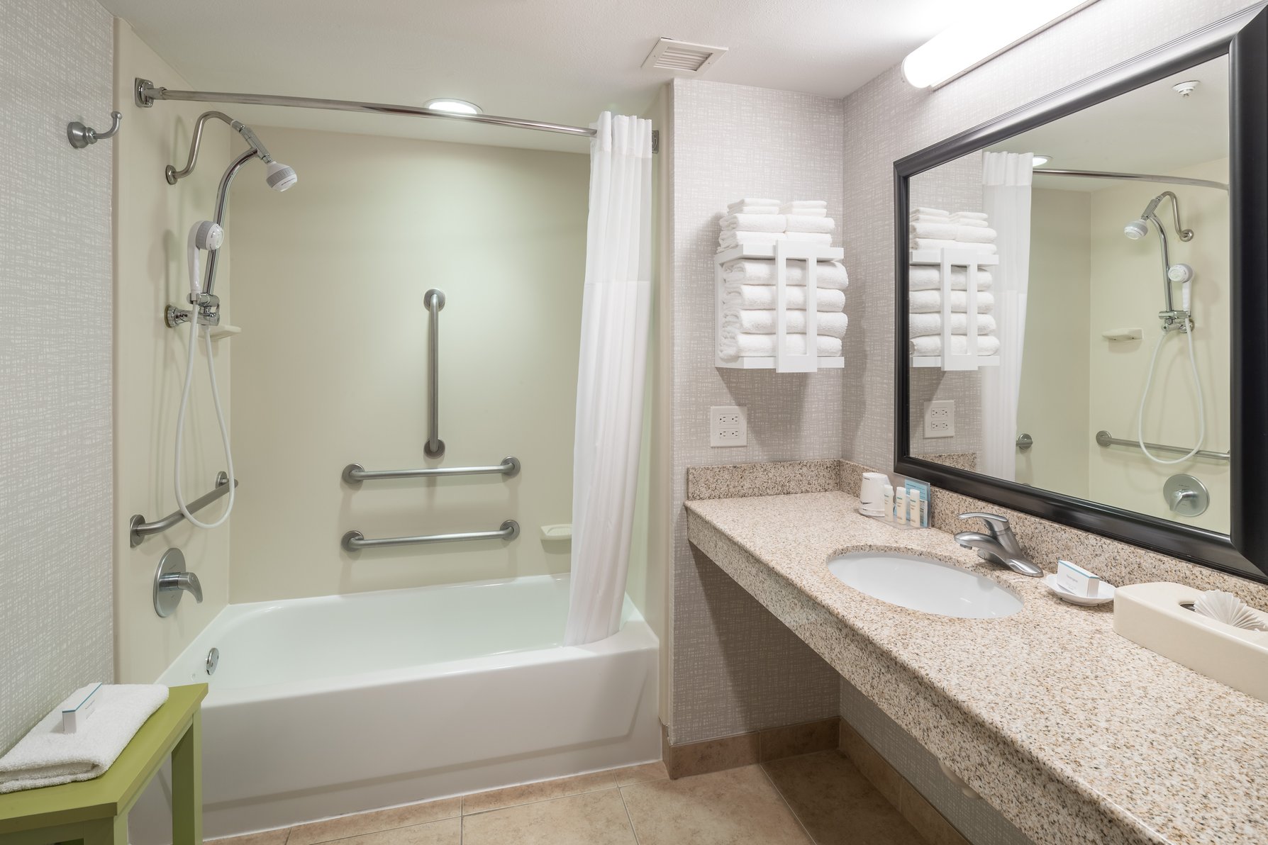 Hampton Inn & Suites by Hilton Chicago-North Shore/Skokie Room Type - 1KNG MOB HR ACC TUB NS STU