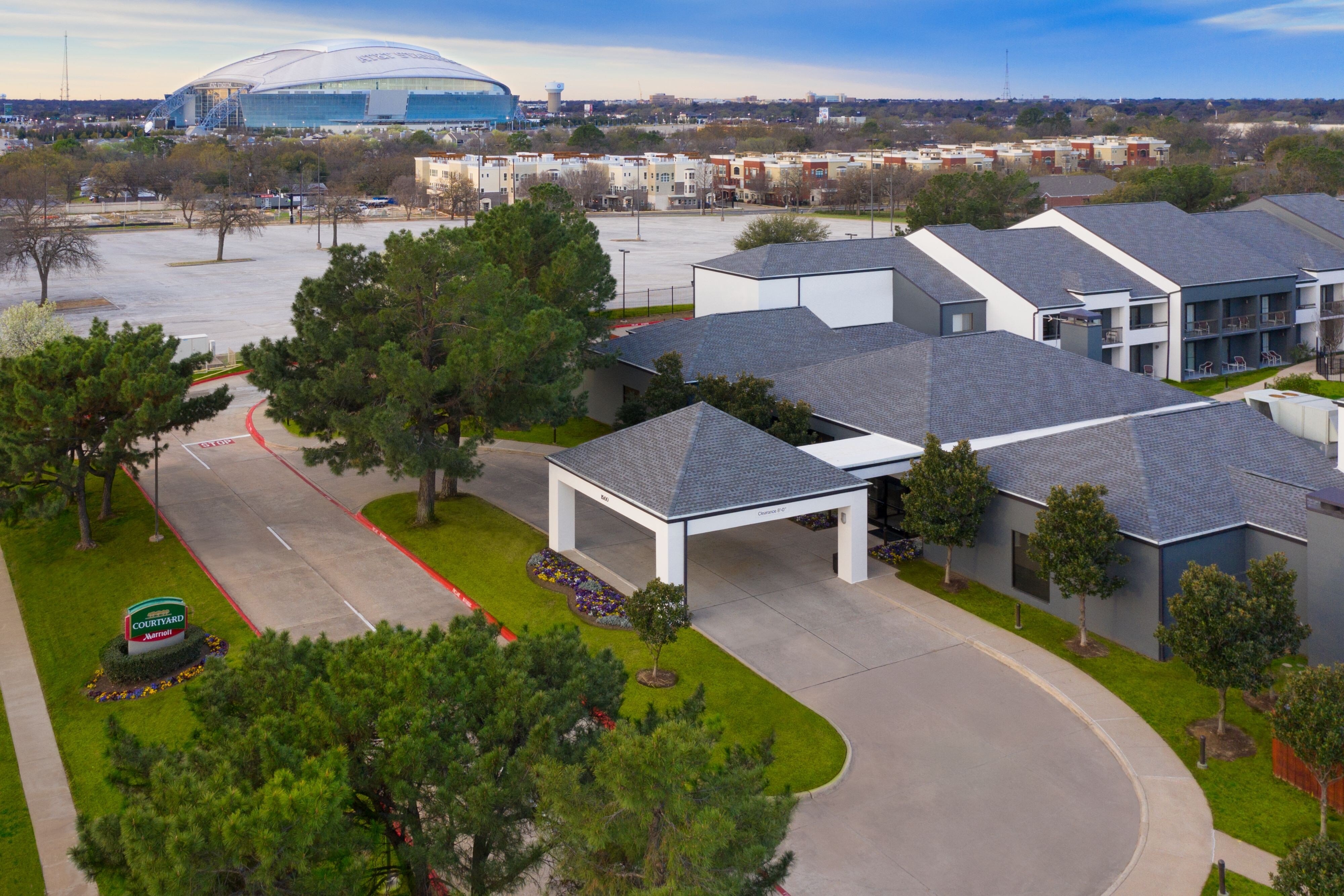 Courtyard Dallas Arlington/Entertainment