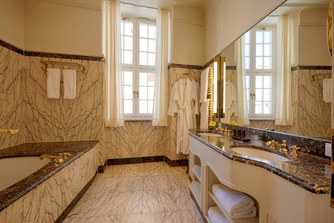 Guest Bathroom – Tub