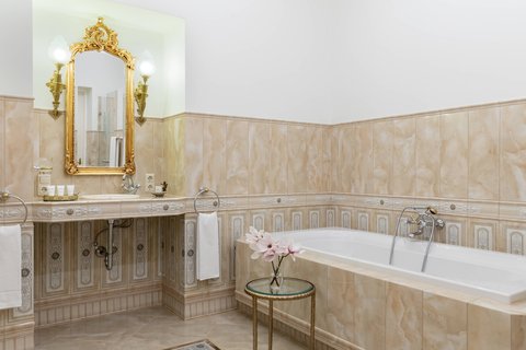 Guest Bathroom – Shower/Tub