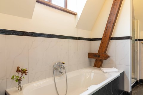 Guest Bathroom – Shower/Tub