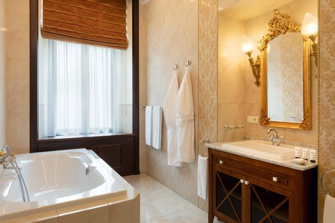 Guest Bathroom – Shower/Tub