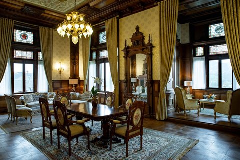 Emperor Suite - Living Room