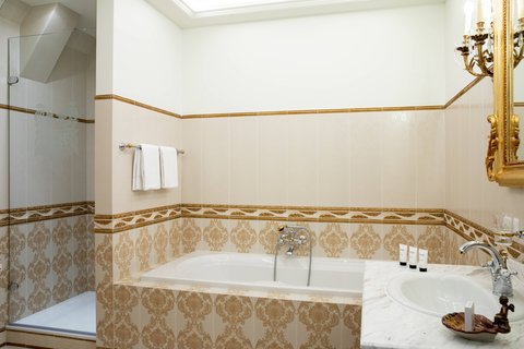 Suite Bathroom – Shower/Tub