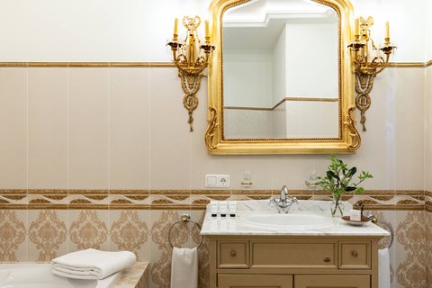 Suite Bathroom – Walk-In Shower