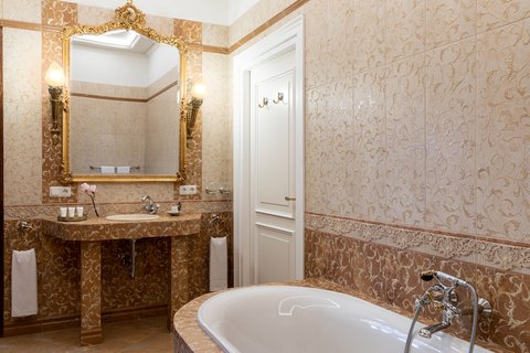 Suite Bathroom – Shower/Tub