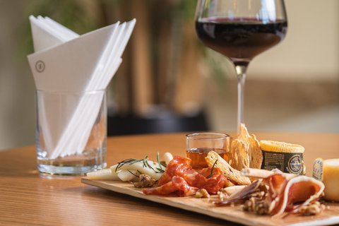 Savour local bites at our Lobby bar