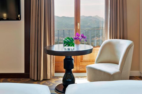Twin/Twin Deluxe Guest Room