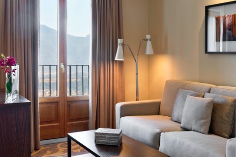 Twin/Twin Deluxe Guest Room
