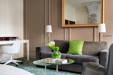 Family Guest Room - Lounge Area & Sofa Bed