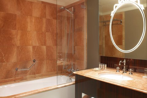 Queen Deluxe Guest Room - Bathroom