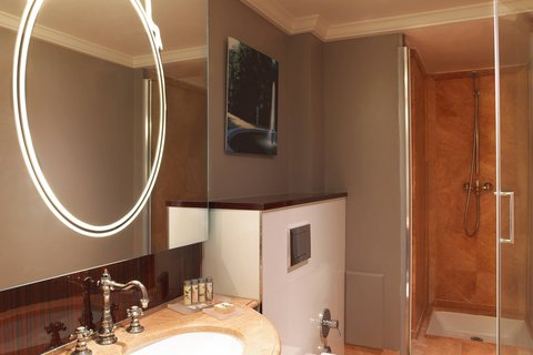 King Deluxe Garden View Guest Room - Bathroom
