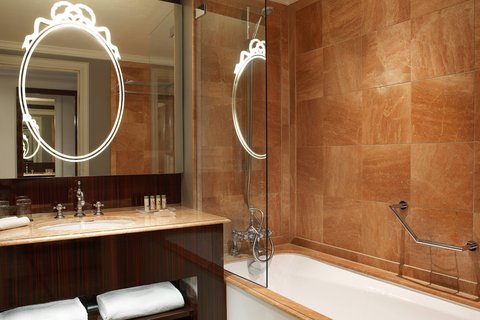 King Prestige Guest Room - Bathroom