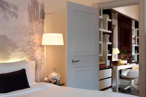 Magnolia Suite - Bedroom & Desk Area