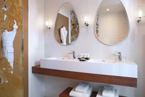 Suite 500 Bathroom