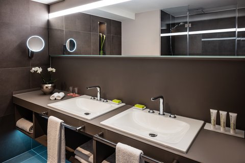 Executive Suite Bathroom