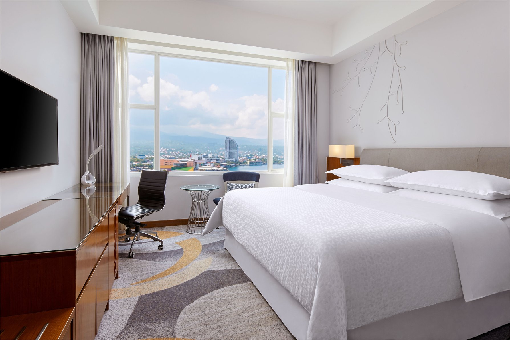 Four Points by Sheraton Manado Room Type - Guest room, 1 King, Partial sea view