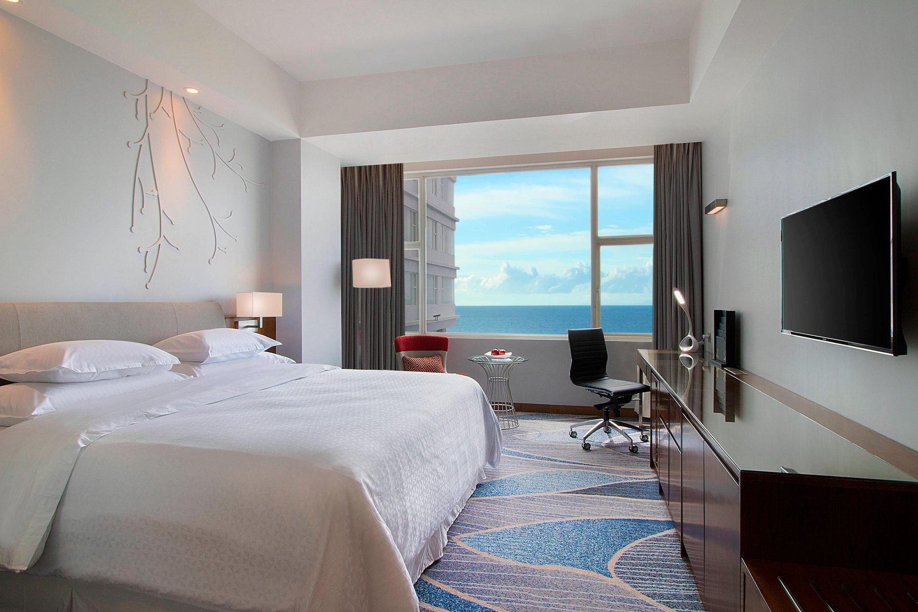 Four Points by Sheraton Manado Room Type - Larger Guest room, 1 King, Sea view