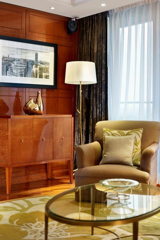 One-Bedroom Penthouse Suite - Living room