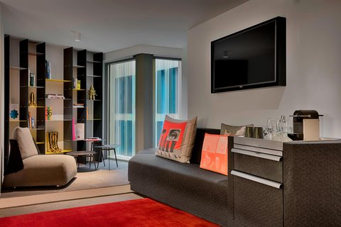 Cool Corner Exchange Suite - Living Area