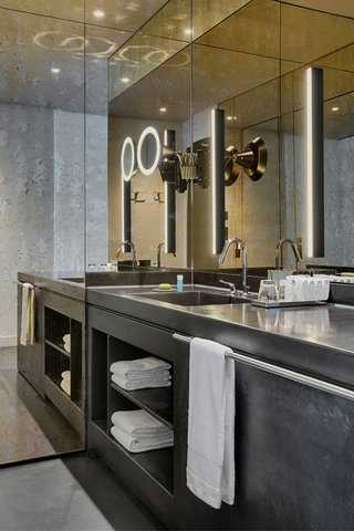 Fabulous Bank Guest Bathroom