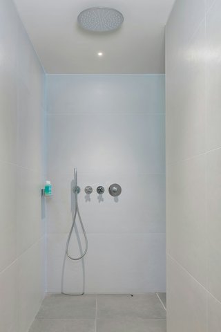 WOW Suite Double Shower