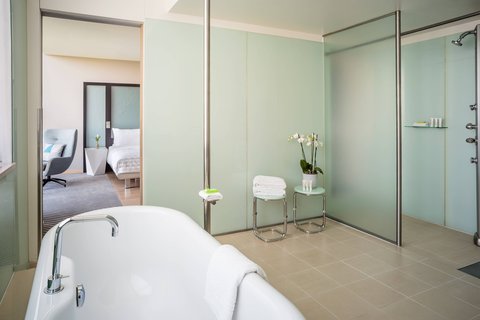 Suite – Separate Shower & Tub