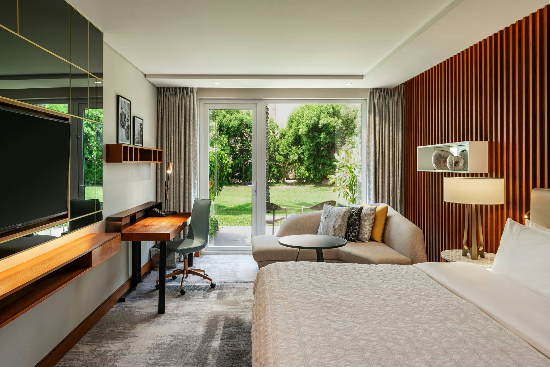 Le Meridien Dubai Hotel & Conference Centre Room Type - Deluxe Guest room, 1 Queen, Garden view