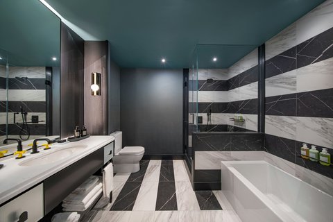 Deluxe Suite with Bathtub