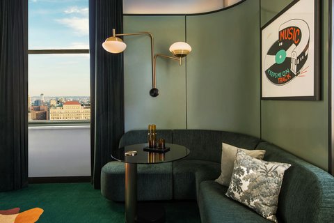 Studio Suite King - Couch