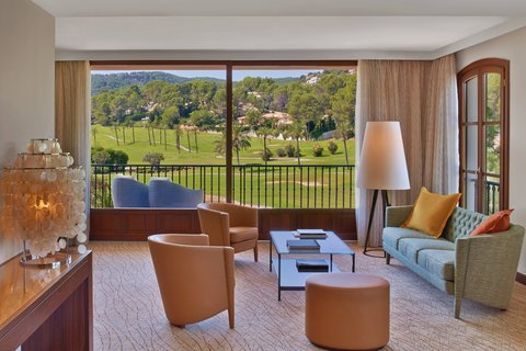 Hole in One Suite - Living Room