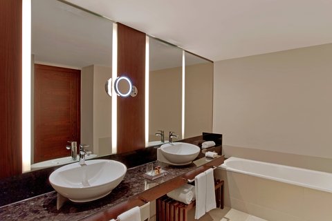 Hole in One Suite - Bathroom
