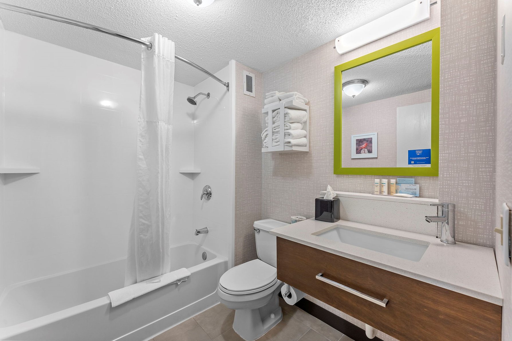 HAMPTON INN CLEVELAND WESTLAKE Room Type - 2 QUEEN BEDS W  FRIDGE NS